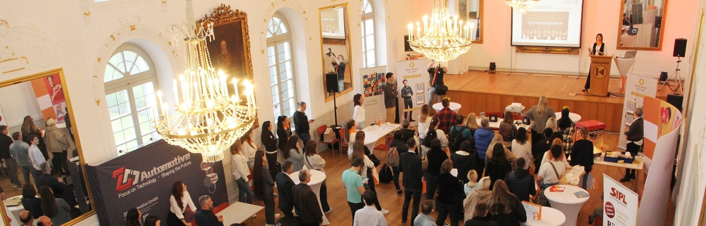 Blick von der Empore des Spiegelsaales bei einem Eventcoaching mit Gästen.